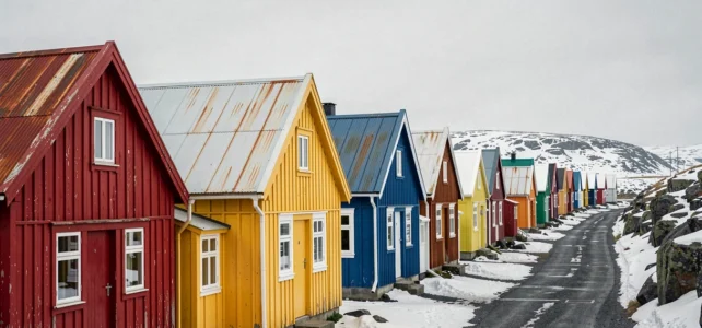 Pourquoi les maisons sont-elles si colorées au Groenland ? Origines et significations dévoilées Pourquoi les maisons sont-elles si colorées au Groenland ? Origines et significations dévoilées